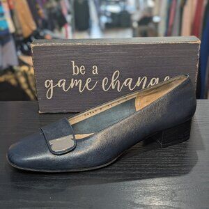 Vintage Classic Ferragamo Leather Pumps with SilverTone Plate